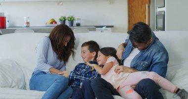 Oturma odasında eğleniyor mutlu bir aile portresi. Mutlu aile, çocukluk, ebeveynlik kavramı