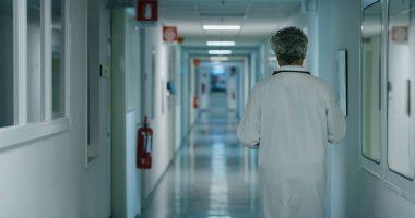 Doktor hastane koğuşunda yürüme. Tıp, teknoloji, sağlık ve insan, hastane kavramı
