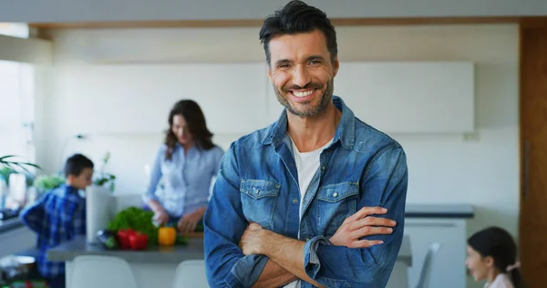 Porträt Eines Lächelnden Gutaussehenden Mannes Mittleren Alters Wohnzimmer Vor Dem — Stockfoto