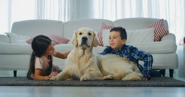 Portrait Petit Frère Sœur Câlinant Leur Chien Dans Salon Concept — Photo