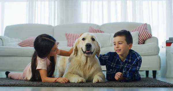 Portret Van Een Lachende Knappe Midden Leeftijd Man Woonkamer Achtergrond — Stockfoto