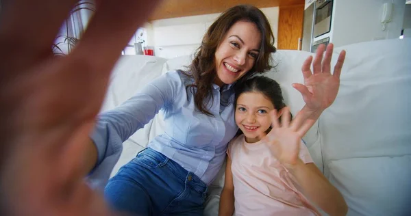 Portret Szczęśliwa Matka Córka Biorąc Selfie Salonie Zwolnionym Tempie Koncepcja — Zdjęcie stockowe