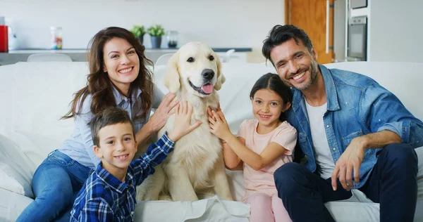 Porträt Einer Glücklichen Familie Mit Hund Die Zusammen Wohnzimmer Spaß — Stockfoto