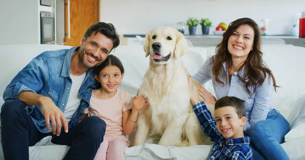 Porträt Einer Glücklichen Familie Mit Hund Die Zusammen Wohnzimmer Spaß — Stockfoto
