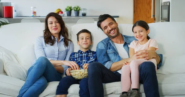 スローモーションでリビングのソファーでテレビを見て幸せな家族の肖像画 家族の娯楽 技術の概念 — ストック写真