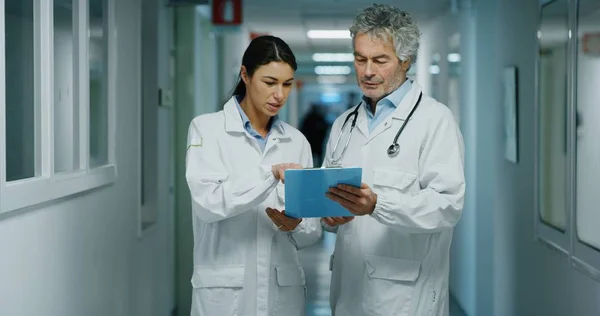 Doctor Nurse Discussing Diagnosis Patient Future Advice His Treatment Walking — Stock Photo, Image