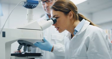 Kadın bilim adamı portresi Laboratuar mikroskobu ile Dna ve moleküller ayıklamak için bir örnekleri analiz eder. Konsept: araştırma, biyokimya, ilaç tıp
