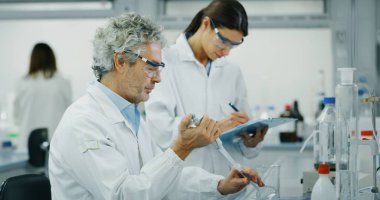 İki bilim adamı portresi test tüpleri ve laboratuar sonuçlarında işaretleri Dna ve moleküllerin analizi yapmak. Konsept: araştırma, biyokimya, ilaç tıp
