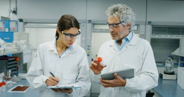 Yeni tıbbi ilaçlar test ve laboratuvar sonuçları imzalama iki bilim adamı portresi. Konsept: araştırma, biyokimya, ilaç tıp