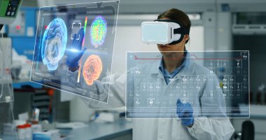 Fütüristik araştırmacı laboratuvarda araştırma sonuçlarını görüntülemek için hologram grafikleriyle artırılmış gerçeklik vr gözlük kullanarak portresi. 8 k'dan fazla vurdu. Fütüristik tıp ve bilim kavramı