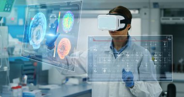 Fütüristik araştırmacı laboratuvarda araştırma sonuçlarını görüntülemek için hologram grafikleriyle artırılmış gerçeklik vr gözlük kullanarak portresi. 8 k'dan fazla vurdu. Fütüristik tıp ve bilim kavramı
