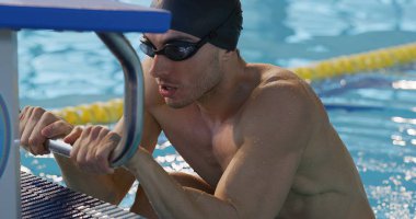 Serbest stil bir havuzda yüzerek yarışı kazanmak için çaba ve özveri ile googles ile profesyonel yüzücü eğitiyor. Spor, yüzme havuzu, rekabet, fitness kavramı.