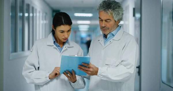 Doctor Nurse Discussing Diagnosis Patient Future Advice His Treatment Walking — Stock Photo, Image