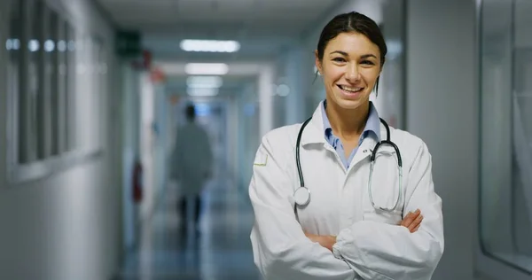 Retrato Una Doctora Sonriente Satisfecha Con Trabajo Pasillo Hospital Concepto — Foto de Stock