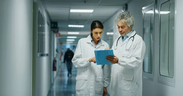 Orvos Nővér Megvitatni Diagnózis Beteg Kezelés Során Egy Kórházi Osztályon — Stock Fotó