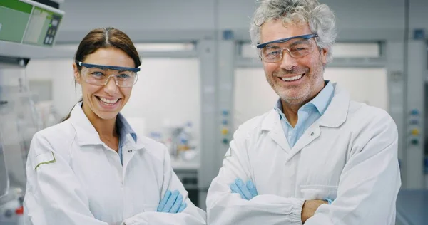Potret Dua Ilmuwan Tersenyum Mengenakan Kacamata Perlindungan Puas Dengan Hasil — Stok Foto