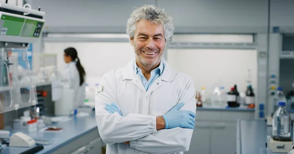 Tamamlanan Araştırma Laboratuvarında Iyi Sonuçlar Ile Gülümseyen Erkek Bilim Adamı — Stok fotoğraf