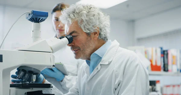 Erkek Bilim Adamı Portresi Laboratuar Mikroskobu Ile Dna Moleküller Ayıklamak — Stok fotoğraf