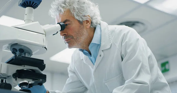 Retrato Cientista Masculino Analisa Amostras Para Extrair Dna Moléculas Com — Fotografia de Stock