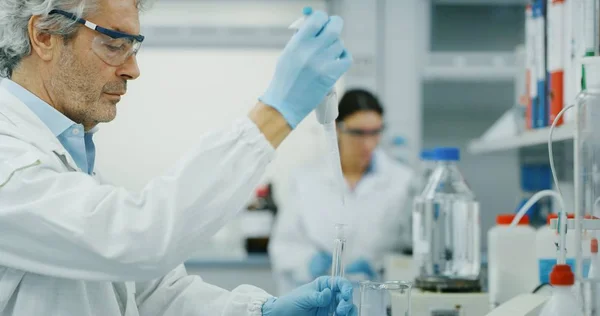 과학자는 Dna 실험실의 테스트 튜브에 분자를 액체를 합니다 생화학 — 스톡 사진