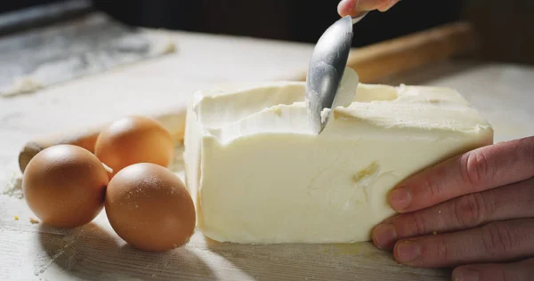 요리사가 케이크를 만들기 위해는 직업적인 부엌에서 버터의 합니다 요리사 — 스톡 사진