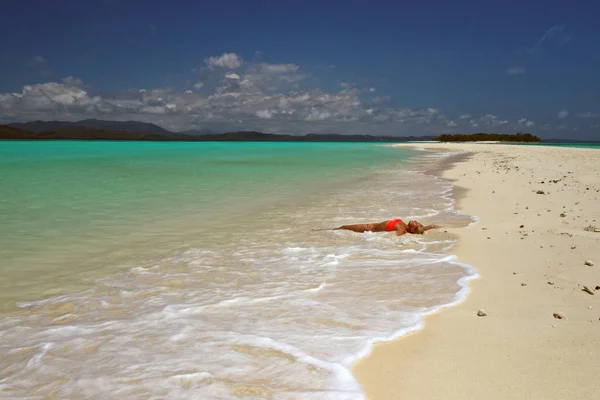 Schöne Frau Bikini Liegend Sonnenbadend Und Entspannt Ihren Urlaub Malerischen — Stockfoto