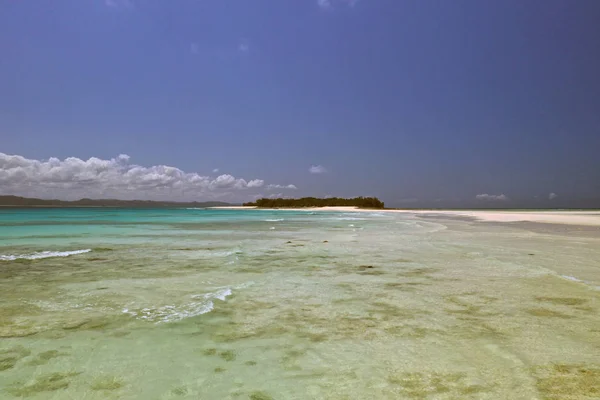 Pemandangan Yang Indah Sebuah Pulau Dengan Pantai Putih Laut Bening — Stok Foto
