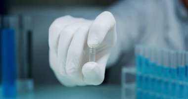 Elini tutarak ve bir hap bir laboratuvar olarak gösterilen bir bilim adamı. Konsept: kimya, laboratuvar, bilim.