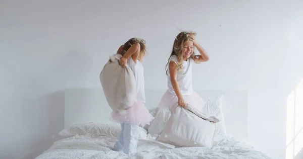 Deux Sœurs Pyjama Blanc Battent Avec Des Oreillers Amusent Concept — Photo