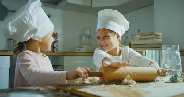 Mutfakta Iki Küçük Kız Aile Için Bir Tatlı Hazırlıyor Yemek — Stok fotoğraf