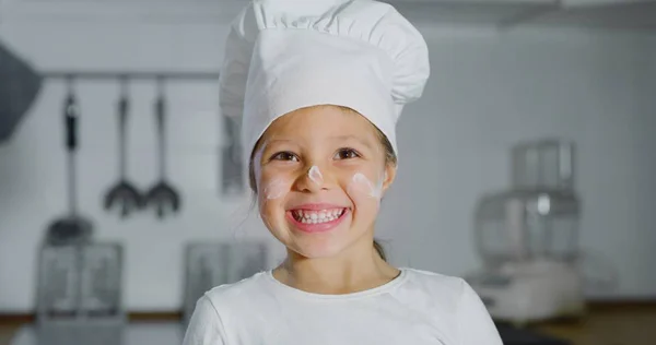 Retrato Una Niña Sonríe Cocina Vestida Cocinera Profesional Concepto Nutrición —  Fotos de Stock