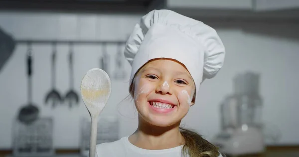 Portrait Une Petite Fille Sourit Dans Cuisine Habillée Cuisinière Professionnelle — Photo