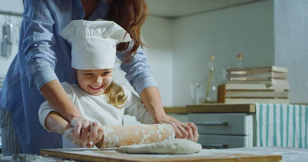 Una Madre Una Hija Juegan Divierten Cocina Mientras Cocinan Juntos —  Fotos de Stock