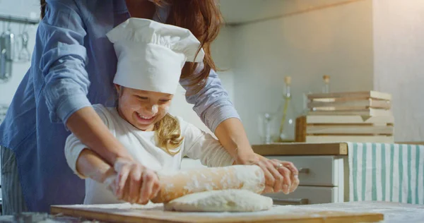 Mor Och Dotter Spela Och Kul Köket När Lagar Mat — Stockfoto