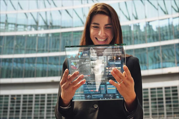 Mano Una Mujer Trajes Utiliza Teléfono Cristal Futurista Con Última — Foto de Stock