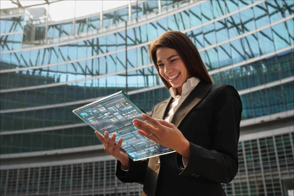 Mano Una Mujer Trajes Utiliza Teléfono Cristal Futurista Con Última — Foto de Stock