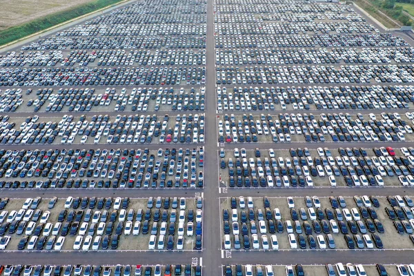 Αεροφωτογραφία Του Ένα Μεγάλο Χώρο Στάθμευσης Από Ένα Εμπορικό Κέντρο — Φωτογραφία Αρχείου