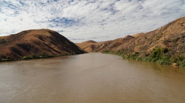 Madagaskar, baobabs, sonsuz çakıl yollarda ve Afrika nehir yeşil alanların havadan görünümü.