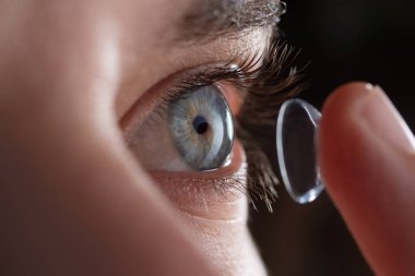 Close-up lens mavi göz koyarak bir adam. Kavramı: göz healtcare, optik, hidrasyon.