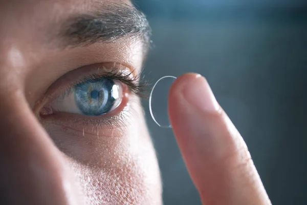 Close Homem Colocando Lentes Contato Olho Azul Conceito Cuidados Saúde — Fotografia de Stock