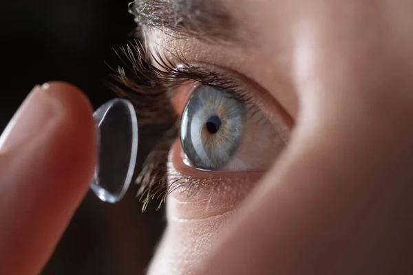 一个男人把隐形眼镜放在蓝眼睛上的特写镜头 医疗保健 眼睛的水合作用 — 图库照片