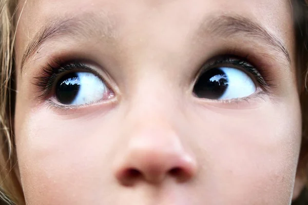Close Uma Menina Criança Olhos Olhando Para Céu Com Jardim — Fotografia de Stock