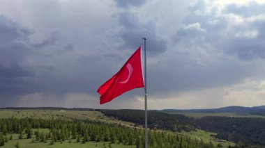 Türk bayrağı dalgalanıyor - Türk bayrağının İHA videosu