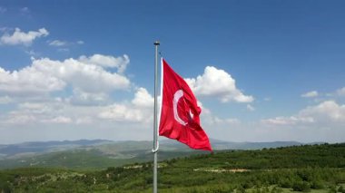 Türk bayrağı dalgalanıyor - Türk bayrağının İHA videosu