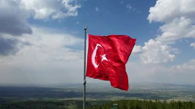 Türk bayrağı dalgalanıyor - Türk bayrağının İHA videosu