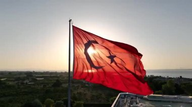 Türk bayrağı dalgalanıyor - Türk bayrağının İHA videosu