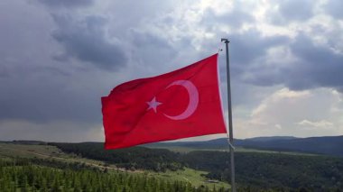 Türk bayrağı dalgalanıyor - Türk bayrağının İHA videosu