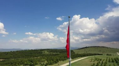 Türk bayrağı dalgalanıyor - Türk bayrağının İHA videosu