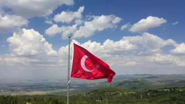 Türk bayrağı dalgalanıyor - Türk bayrağının İHA videosu