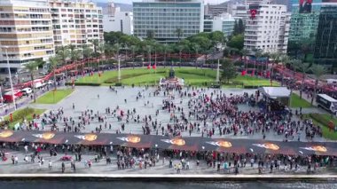 Türk bayrağı dalgalanıyor - Türk bayrağının İHA videosu